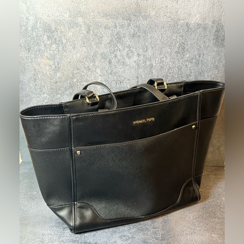 Michael Kors purse - Picture 4 of 9